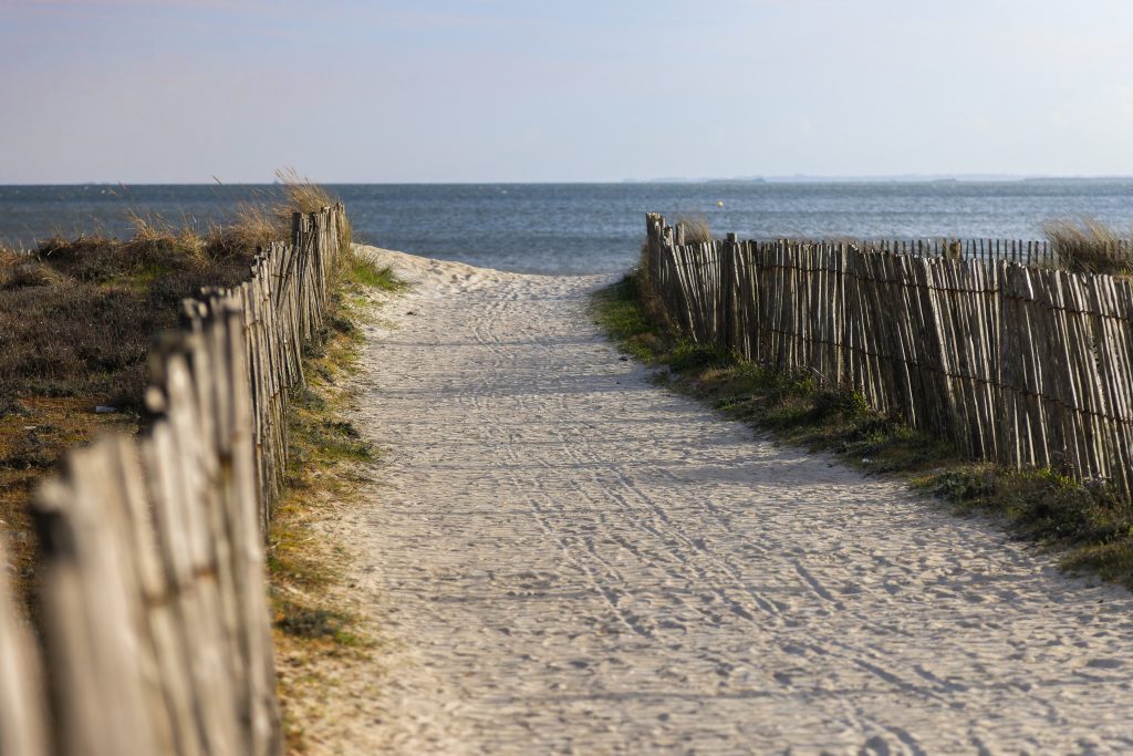 Chemin de sable menant à la Grande Plage de Carnac