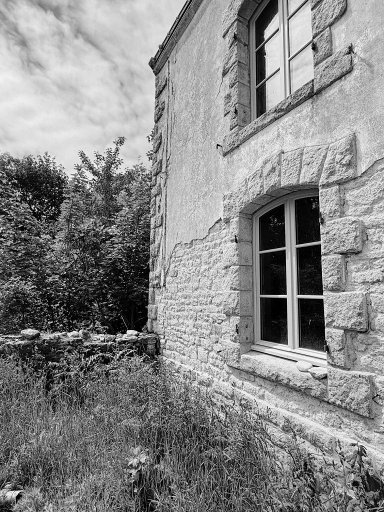 Façade en pierre d’une bâtisse ancienne à Carnac avant rénovation
