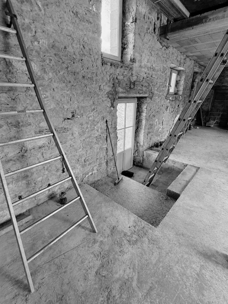 Trémie existante pour futur escalier dans une maison ancienne en rénovation à Carnac