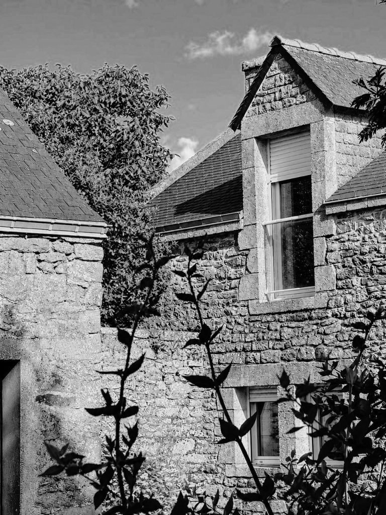 Longère en pierre issue d’un ancien corps de ferme dans le Golfe du Morbihan
