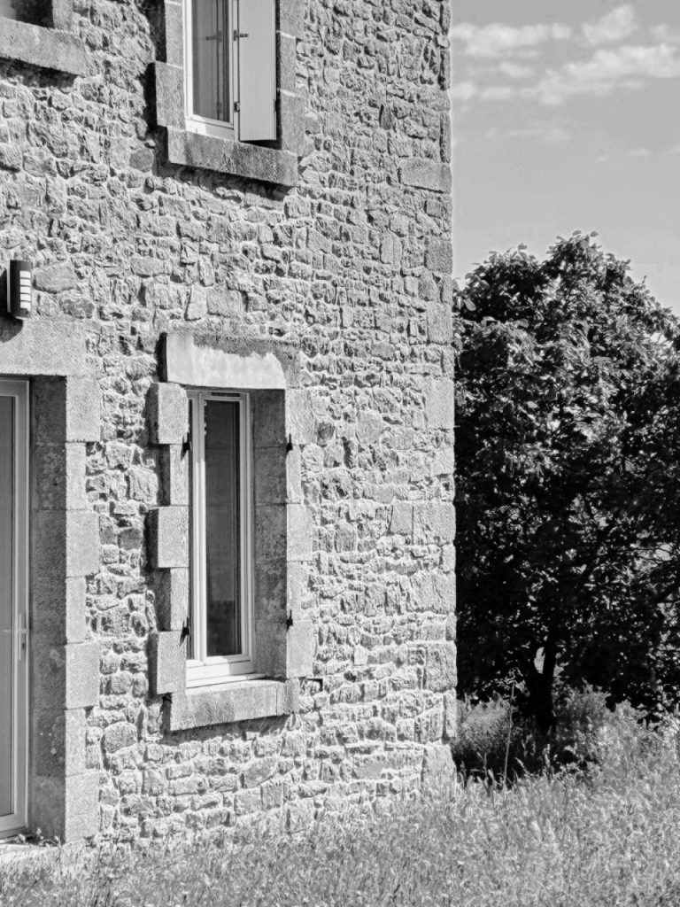 Façade en pierre d’une ancienne longère dans le secteur de Baden