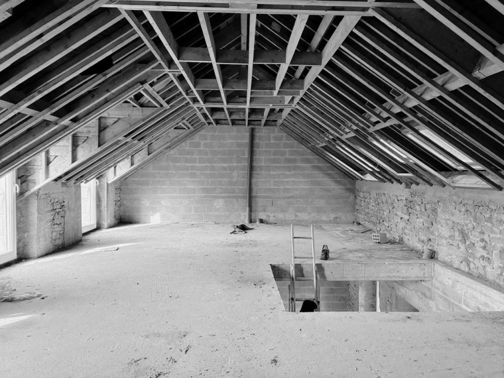Volume brut sous charpente d’une ancienne longère avant aménagement intérieur