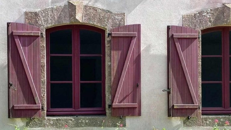 Façade de maison ancienne avec volets prune et encadrements en pierre en Bretagne sud