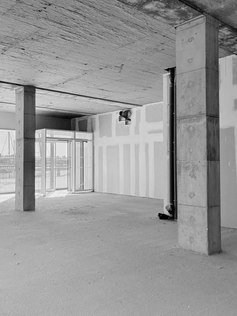 Poteaux béton et réseaux techniques à intégrer dans un projet d’aménagement intérieur de bureaux
