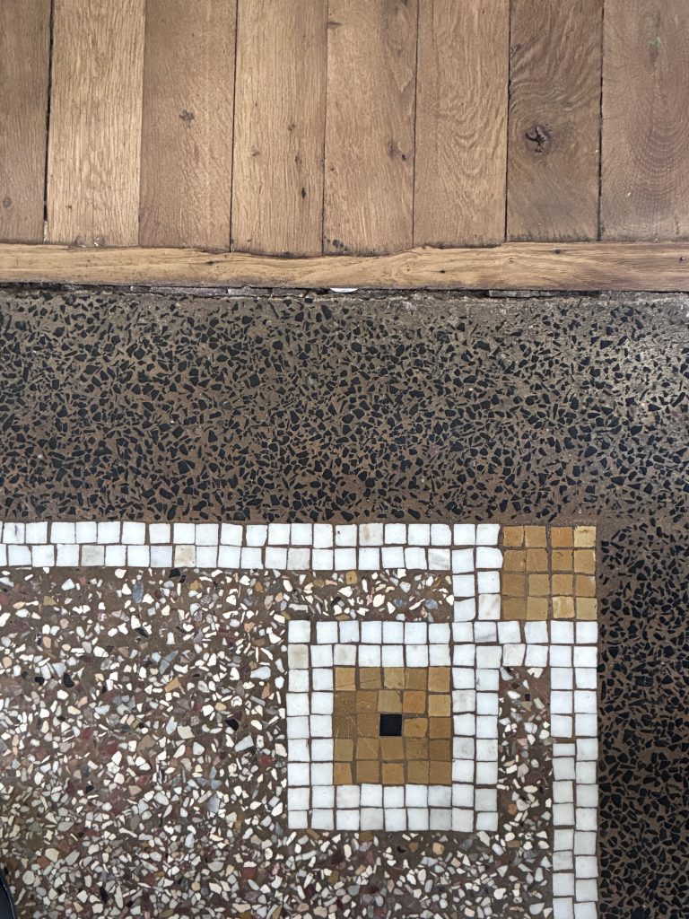 Détail d'un ancien sol associant parquet, terrazzo et mosaïque dans une maison de caractère à Arradon.