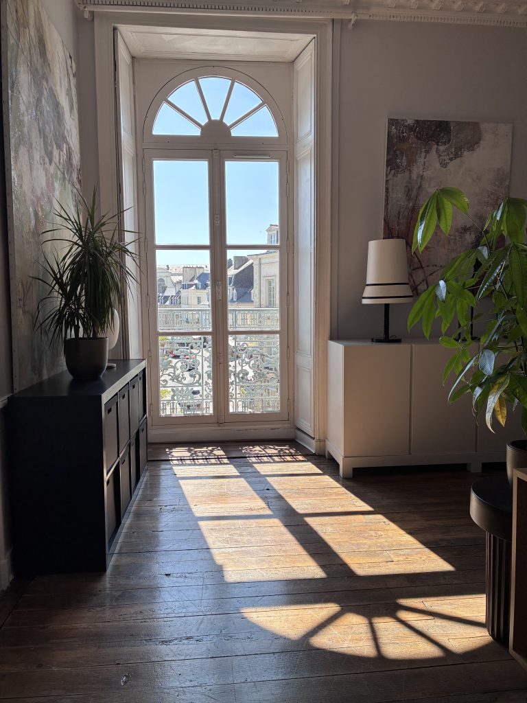Fenêtre cintrée et parquet ancien dans les bureaux du Studio Belvédère sur le port, à Vannes