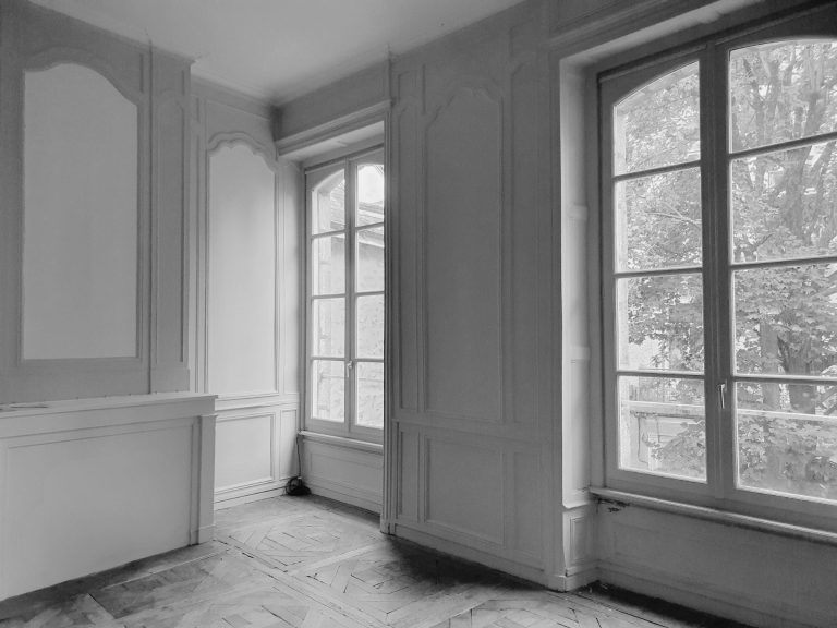 Appartement ancien avec boiseries, moulures, parquet et cheminée, avant un projet de rénovation intérieure