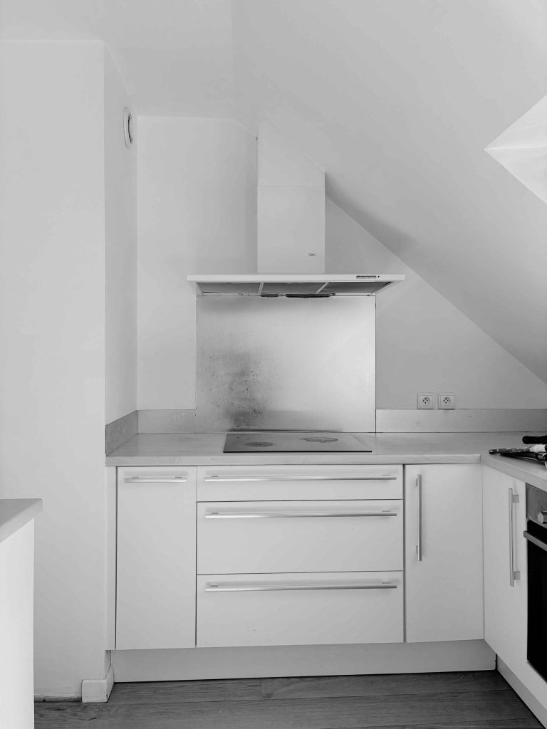 Cuisine existante avant rénovation dans un appartement de 40 m² à Vannes