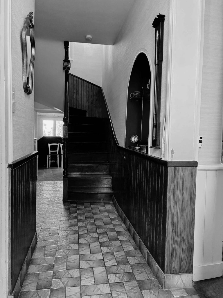 Escalier en bois et circulation intérieure dans une maison ancienne d'une île du Golfe du Morbihan avant rénovation