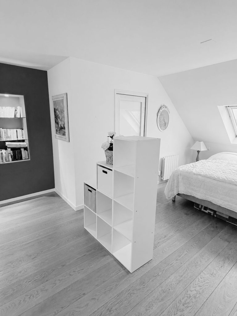 Vue de l’espace nuit et de la pièce de vie avant rénovation dans un appartement de 40 m² à Vannes