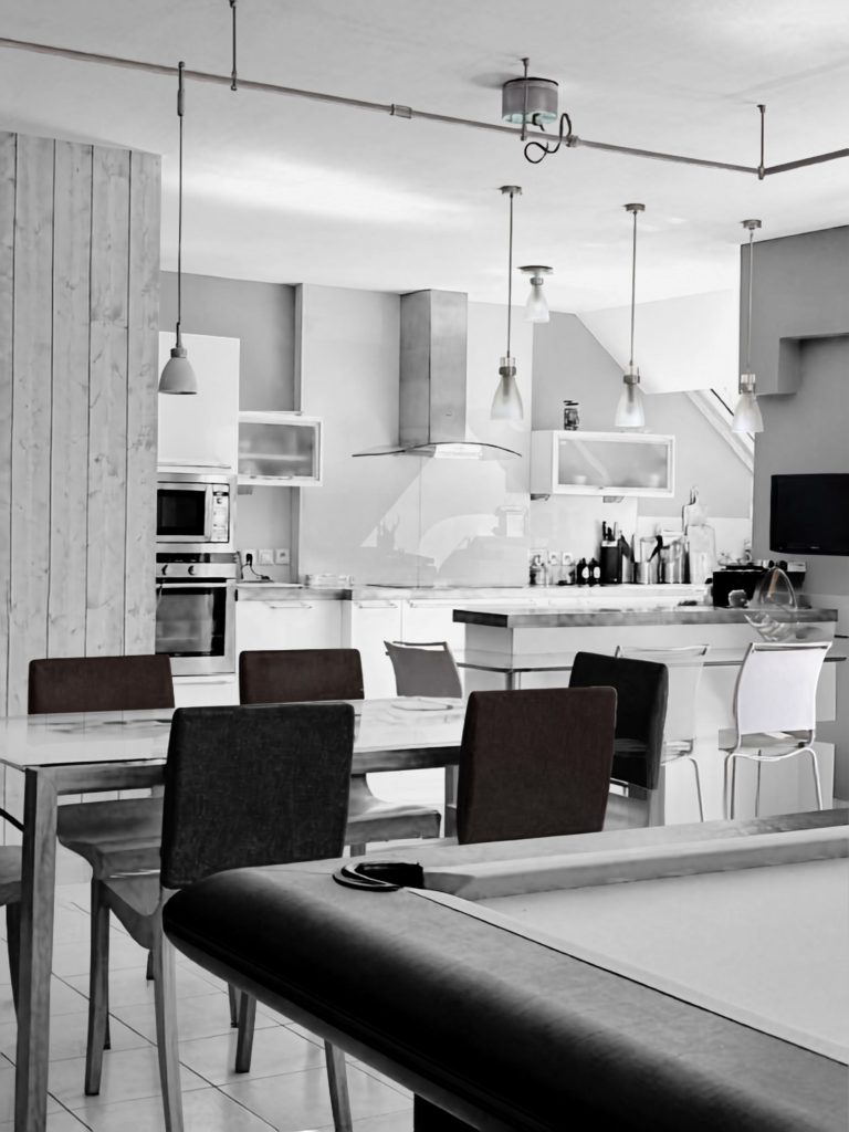 Cuisine et salle à manger d’une maison contemporaine du littoral morbihannais, avant un projet de rénovation intérieure