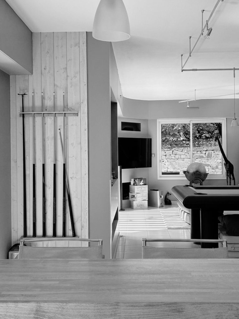 Pièce de vie avec espace billard dans une maison contemporaine en Bretagne sud, avant un projet de rénovation intérieure